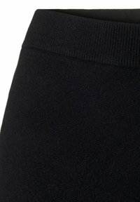 Melnā adītā svārku ar mīkstu tekstūru, kurai ir plats elastīgs jostasvērējs. Audums izskatās gluds un nedaudz stiepjams.