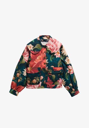 Kurtka w kwiatowy wzór z dużym zaokrąglonym kołnierzem, zapinana z przodu na troczki, z dwoma kieszeniami z patkami zapinanymi na guziki i długimi bufkami na rękawach.