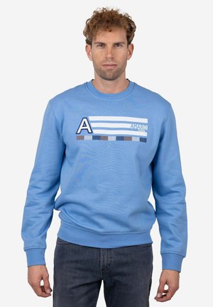 Sudadera azul claro con cuello redondo y mangas largas. Presenta un diseño gráfico con franjas horizontales y un logo en forma de 'A' en el pecho.