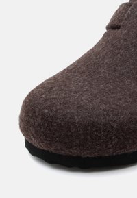 Pier One UNISEX - Slippers - brown