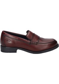 Brązowe skórzane loafersy o gładkim wykończeniu, z przeszytym wzorem na wierzchu i niskim czarnym gumowym obcasie, co nadaje elegancki wygląd.