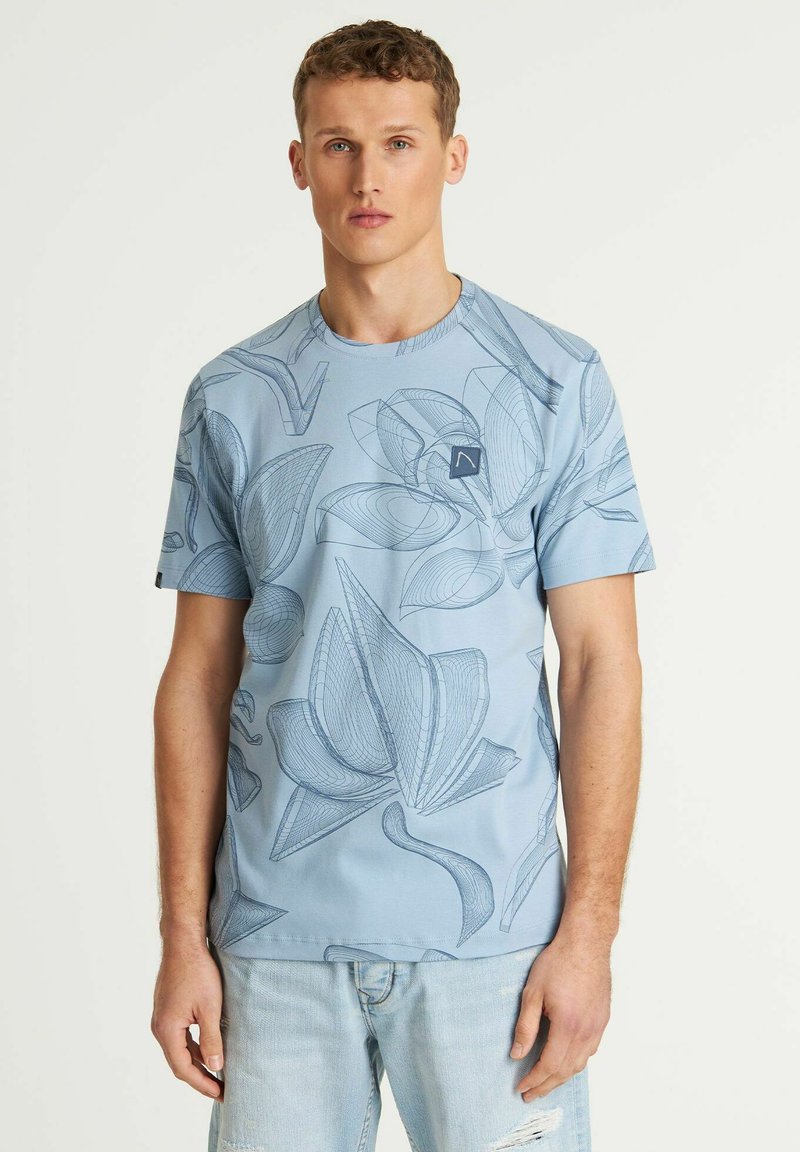 Šviesiai mėlynas marškinėliai su tekstūruotu gėlių raštu ir mažuoju logotipu ant krūtinės. Trumpomis rankovėmis, apvalia iškirpte, pagaminti iš medvilnės mišinio.