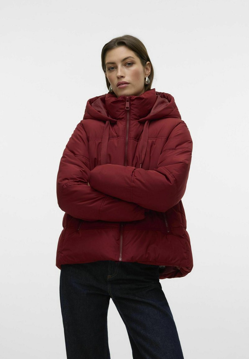 Bordeaux puffer-jakke med høy krage og snøring, med glidelås foran og sidelommer, leicht oversized passform, myk tekstur.