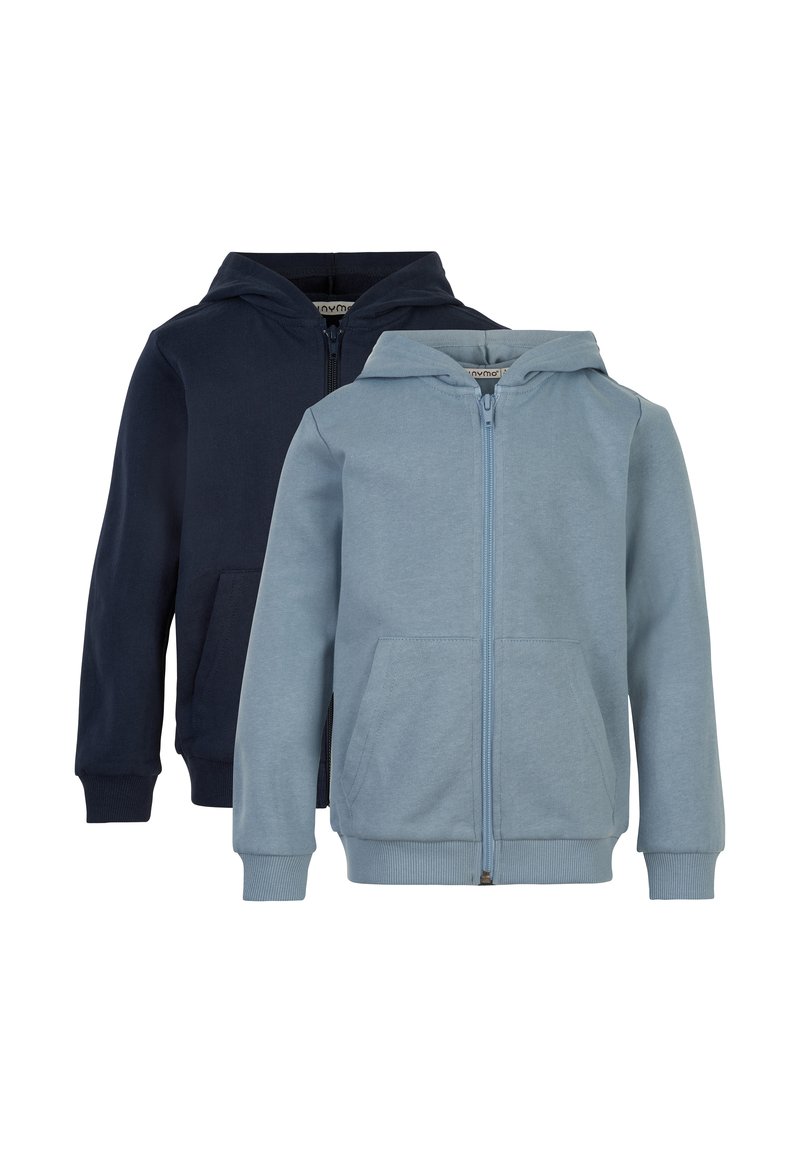 Due felpe con cappuccio; una blu navy e una azzurro chiaro. Entrambe hanno tasche frontali, chiusure con zip e polsini a costine. Materiale morbido in misto cotone.