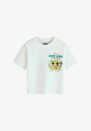 Fehér rövid ujjú póló színes Mickey egér, Donald kacsa és Goofy arc grafikával, valamint "Disney Mickey Mouse #DISNECREW" felirattal az elülső bal oldalon.