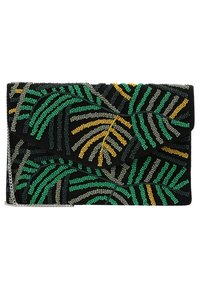 Pärlad clutch-väska med svart bas och gröna, gula och grå bladmönster. Inkluderar en silverkedjestraps och vikbar design.