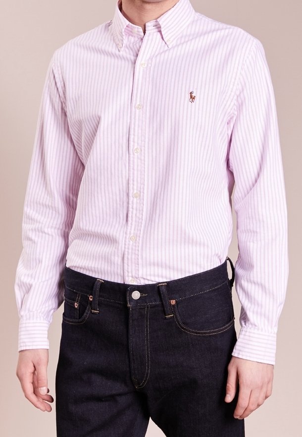 Ljust rosa och vitrandig skjorta med knappar, i bomullstyg, klassisk krage, enstaka bröstemblem, matchad med mörka denimjeans.