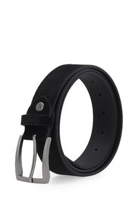 Čern�ý kožený pásek se stříbrnou obdélníkovou sponou, texturovaným páskem a více otvory pro nastavení velikosti.