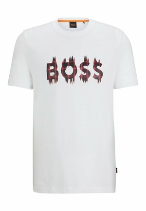 Valkoinen lyhythihainen T-paita, jossa on repeytymäefektillä punamusta ruutukuvioinen "BOSS"-teksti rinnassa ja oranssilla reunustettu kaulus.