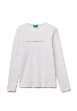 Chemise blanche à manches longues avec un col rond et le texte doré "UNITED COLORS OF BENETTON" centré sur la poitrine.