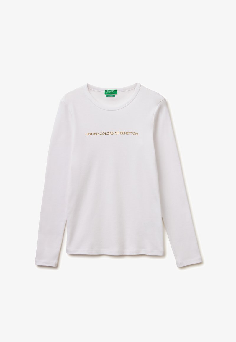 Weißes Langarmshirt mit rundem Ausschnitt und goldfarbenem Text "UNITED COLORS OF BENETTON" mittig auf der Brust.