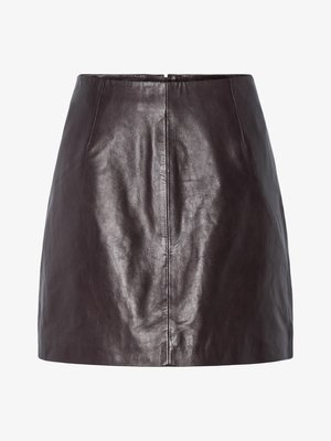 Saia mini de couro castanho com uma textura suave, design ajustado e detalhes sutis nas costuras na cintura e na bainha.