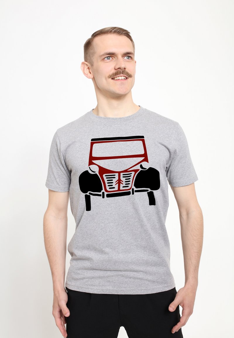 Šedé tričko s krátkým rukávem s černou a červenou grafikou vintage auta zepředu, se zdobením na světlometech a mřížce.