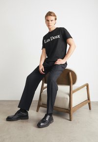 Les Deux CHARLES - T-shirts med print - black/white