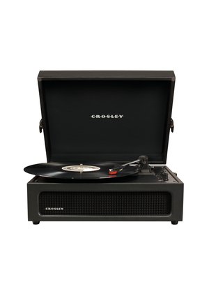 Platine Crosley noire avec couvercle ouvert, un disque vinyle sur le plateau et le bras de lecture positionné au-dessus du bord du disque.