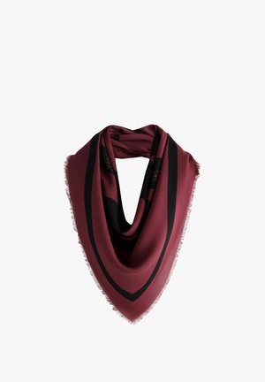 Bordeaux sjaal met een zwart geometrisch ontwerp, gemaakt van zachte stof met franjes, gedrapeerd in een driehoekige vorm.