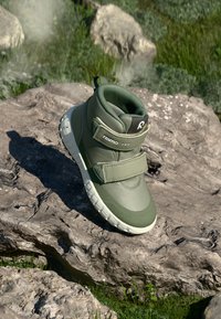 Unselected, greyish green