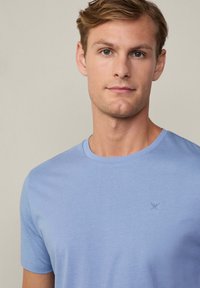 Hackett London PIMA - Jednoduché tričko - chambray blue