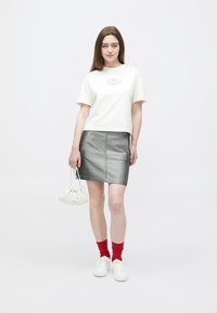 Calvin Klein Jeans BOXY TEE COCTAIL LOGO TEE - Camiseta estampada - white greige