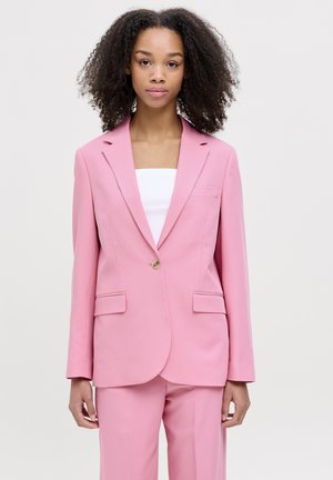 Roze op maat gemaakte blazer met een enkele knoopsluiting, twee voorkezen en met een notch lapel, gemaakt van een soepel stof met een lichte glans.