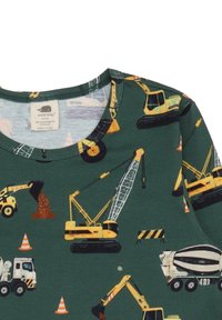 Grünes Kinderhemd mit einem Muster von Baumaschinen in Gelb und Schwarz, darunter Kräne, Lastwagen und Verkehrscones. Weicher Stoff, runder Ausschnitt.