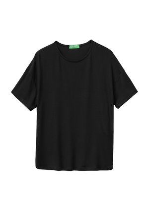 Camiseta negra de manga corta con escote redondo y etiqueta verde en el cuello, diseño liso, colocada plana sobre fondo blanco.