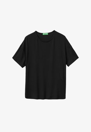 Camiseta negra de manga corta con escote redondo y etiqueta verde en el cuello, diseño liso, colocada plana sobre fondo blanco.