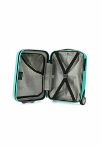 Maleta de concha dura color turquesa con un interior gris con patrón, que cuenta con correas cruzadas, un bolsillo con cierre y ruedas dobles para facilitar la movilidad.