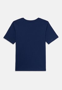 Camiseta de cuello redondo de manga corta en azul marino sólido, tendida plana mostrando el lado posterior sobre un fondo blanco.