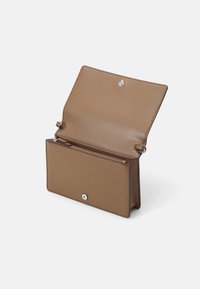 Portafoglio in pelle marrone con texture, dotato di chiusura a scatto, interno aperto, molteplici scomparti e una tasca con zip sul retro.