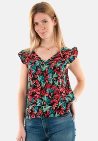 Blouse florale noire ornée de motifs de feuilles et de fleurs rouges et vertes, avec des manches courtes à volants et un décolleté en V. Coupe loose.