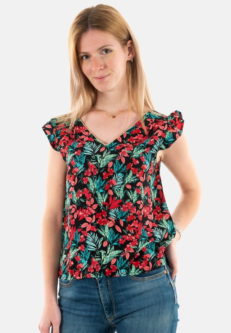Blouse florale noire ornée de motifs de feuilles et de fleurs rouges et vertes, avec des manches courtes à volants et un décolleté en V. Coupe loose.