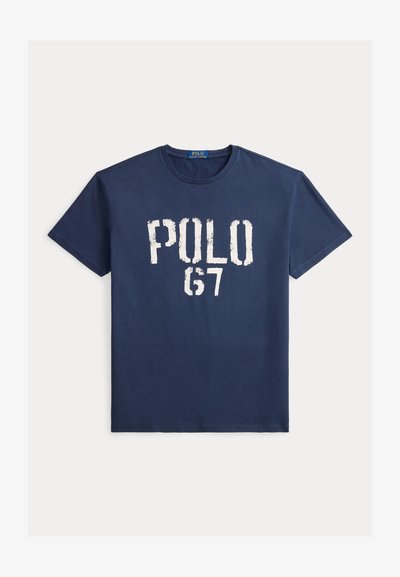 Σκούρο μπλε μπλουζάκι με κοντά μανίκια, λευκό φθαρμένο κείμενο "POLO 67" στο μπροστινό μέρος και στρογγυλή λαιμόκοψη.