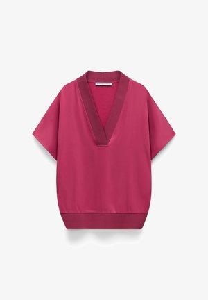 Krótki rękaw bluzka w głębokim różowym kolorze z szerokim dekoltem w serek i ciemnoróżowym wykończeniem przy kołnierzu i dolnym brzegu.