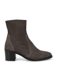 Bottines en suede gris avec un talon bloc, un bout pointu et des accents de couture blanche le long des coutures latérales. Texture lisse dans l'ensemble.