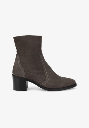 Grå mocka ankelsko med klack, spetsig tå och vita sömnadsdetaljer längs sidsömmarna. Slät yta överlag.