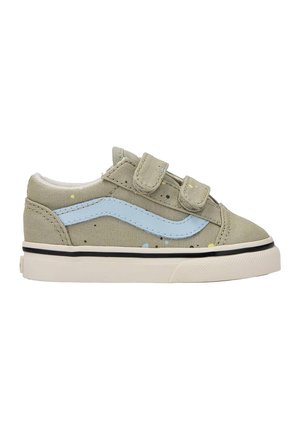 Scarpa da bambino verde chiaro con striscia laterale blu, due cinturini in Velcro, suola bianca e dettagli a schizzi di vernice multicolore.