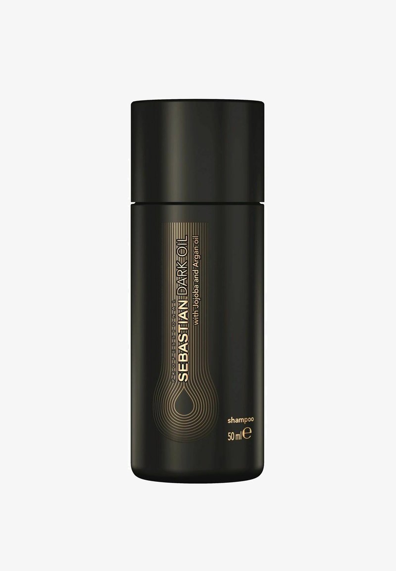 Zwarte shampofles met een matte afwerking. Gouden accenten en tekst bevatten "SEBASTIAN DARK OIL" en details over de ingrediënten. 50 ml formaat.