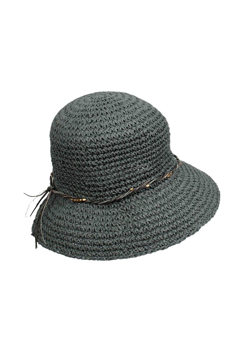 GRAUER, gehäkelter Hut mit breiter Krempe, der ein geflochtenes Band mit Perlen und Strängen aufweist und einen strukturierten, schichtartigen Look erzeugt.