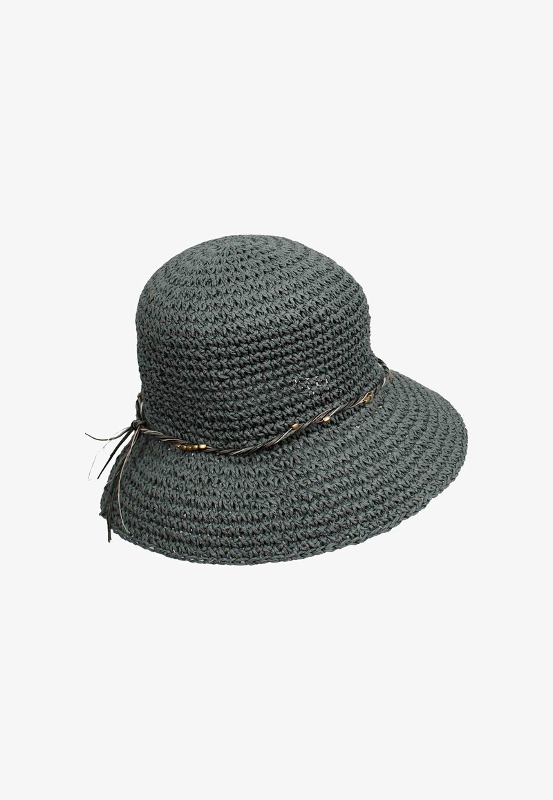 Sivý háčkovaný klobúk s širokým brimom, so zapleteným pásom s korálkami a pramienkami, vytvárajúcim textúrovaný, viacvrstvový vzhľad.