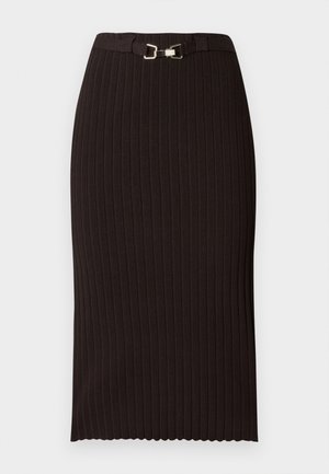 Fustă creion neagră cu dungi, cu talie cu curea și cataramă metalică, material texturat, design până la genunchi și tiv cu margine ondulată.