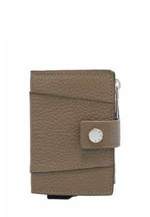 Portefeuille en cuir marron avec une finition texturée, équipé d'une fermeture à bouton-pression, de ferrures argentées, et d'un design rectangulaire mince.