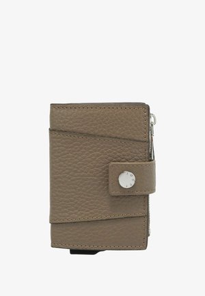 Portefeuille en cuir marron avec une finition texturée, équipé d'une fermeture à bouton-pression, de ferrures argentées, et d'un design rectangulaire mince.