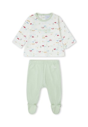 Camiseta blanca de bebé de manga larga con estampados de vehículos coloridos y pantalones con pies a juego en verde claro con cintura elástica.