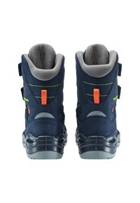 Scarpe da trekking blu navy con accenti grigi, due cinturini in Velcro e una suola testurizzata, con dettagli in hardware arancioni e cuciture verdi.