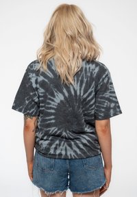 Paradiso Clothing BLACK SABBATH RED HENRY UNISEX TIE DYE - Print T-shirt - black