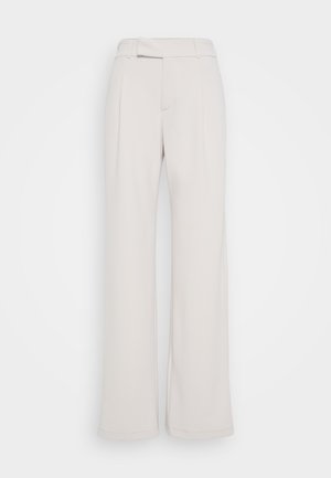 Pantaloni a gamba larga in tessuto beige chiaro con vita alta, pieghe frontali e una texture liscia. Design casual, senza pattern visibili o accessori.