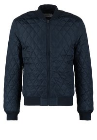 Chaqueta bomber acolchada en color azul marino con cierre de cremallera en la parte delantera, puños y dobladillo acanalados. Presenta un patrón en diamante y cierre con cremallera, fabricada en material sintético.