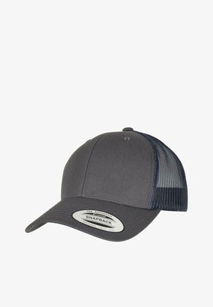 Cască snapback gri cu front solid și spate de plasă întunecată, având o margine curbată și o etichetă cusută pe vârful cupei.
