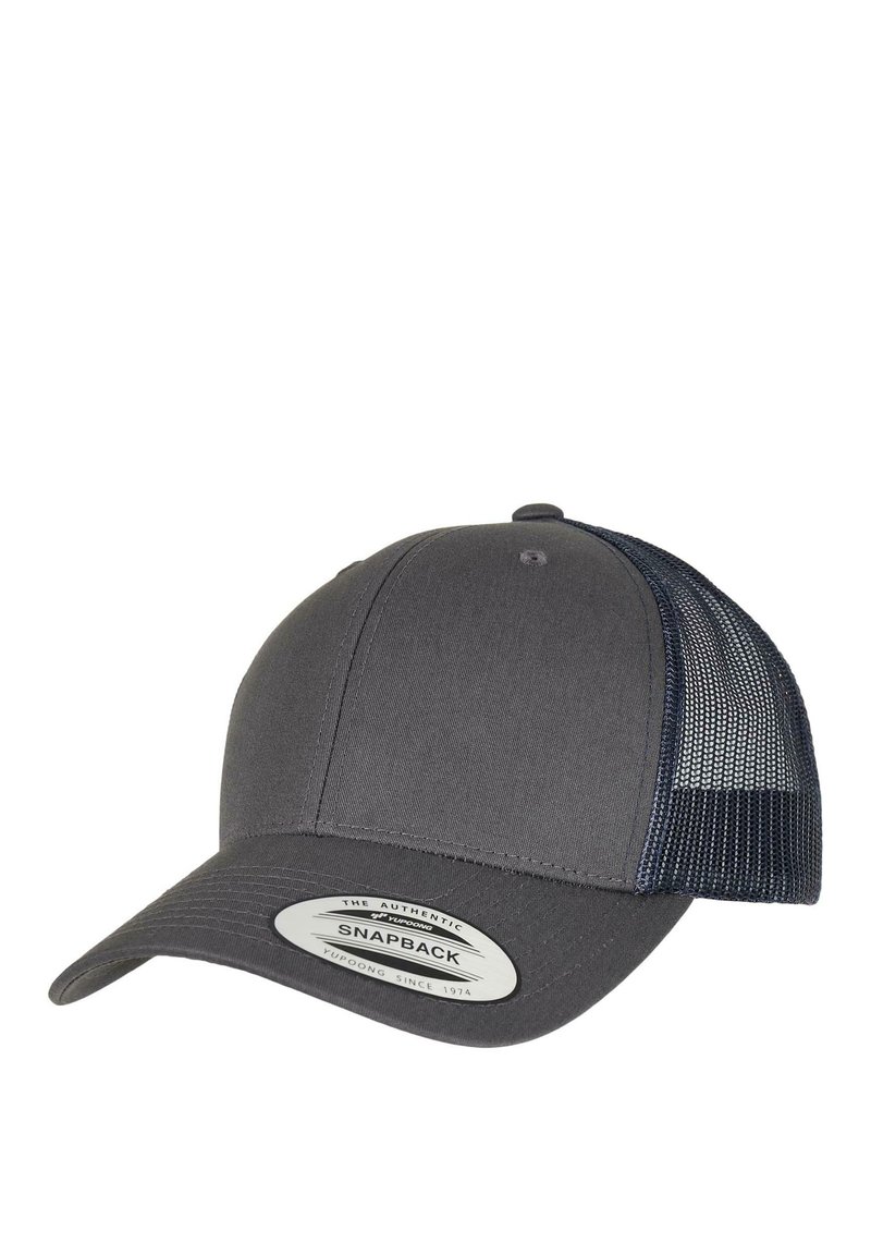 Grå snapbackkeps med en solid front och mörk nätbaksida, med en böjd skärm och en sydd etikett på skärmen.